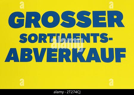 GROSSER SORTIMENTS-ABVERKAUF - Berlin, Deutschland, DEU, Deutschland, DE, 16.10.2023 - Berlin-Mitte: Werbeschild wirbt für Abverkauf: Ankündigung der Schließung einer Filiale der GALERIA Karstadt Kaufhof GmbH in der Müllerstraße. Den Kunden erwarten hohe Preisnachlässe. Alles reduziert - ausgenommen sind einige Marken. *** BIG SORTMENTS SALE Berlin, Deutschland, DEU, Deutschland, DE, DE, 16 10 2023 Berlin Mitte Werbezeichen fördert Verkauf Ankündigung der Schließung eines Ladens der GALERIA Karstadt Kaufhof GmbH in der Müllerstraße der Kunde erwartet hohe Rabatte, alles reduziert bis auf einige Marken Stockfoto