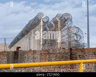 Dieppe, Frankreich. Oktober 2023. Ein dreireihiger Zaun mit vier Reihen NATO-Draht schützt das Hafengebiet in Dieppe vor illegalem Eindringen. Quelle: Georg Moritz/dpa/Alamy Live News Stockfoto