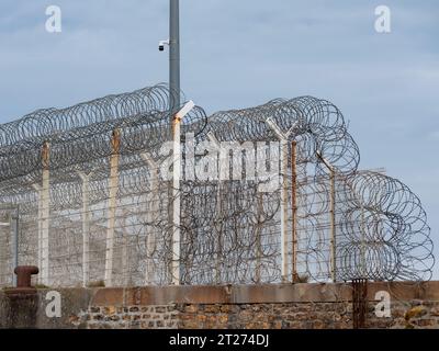 Dieppe, Frankreich. Oktober 2023. Ein dreireihiger Zaun mit vier Reihen NATO-Draht schützt das Hafengebiet in Dieppe vor illegalem Eindringen. Quelle: Georg Moritz/dpa/Alamy Live News Stockfoto