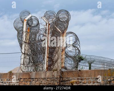 Dieppe, Frankreich. Oktober 2023. Ein dreireihiger Zaun mit vier Reihen NATO-Draht schützt das Hafengebiet in Dieppe vor illegalem Eindringen. Quelle: Georg Moritz/dpa/Alamy Live News Stockfoto