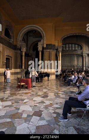 Mantova, Italien - September 2023 - Frau spielt Klavier auf der Veranda eines Palastes, während das Publikum zusieht Stockfoto