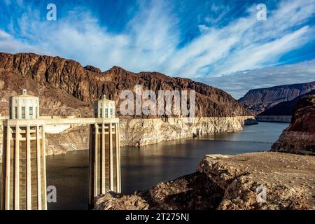 Panoramablick auf den mythischen Hoover Dam, zwischen Bergen am Verlauf des Colorado River an der Grenze zwischen den bundesstaaten Arizona und Nevad Stockfoto