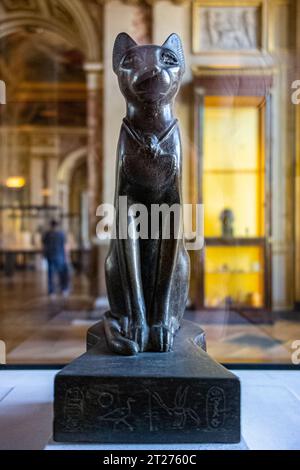 Ägyptische Katzenstatue im Louvre, Paris, Frankreich Stockfoto