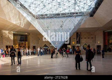 Drängen Sie sich im Louvre, in der Nähe der inversen Glaspyramide Stockfoto