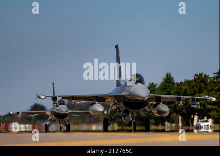 Gunsan, Südkorea. Oktober 2023. Zwei F-16C Kampfflugzeuge der US Air Force, die dem Wolf Pack des 35th Fighting Squadron Taxi zugeteilt wurden, nachdem sie am 16. Oktober 2023 auf der Kunsan Air Base in Gunsan, Südkorea, gelandet waren. Quelle: SRA Karla Parra/United States Air Force/Alamy Live News Stockfoto