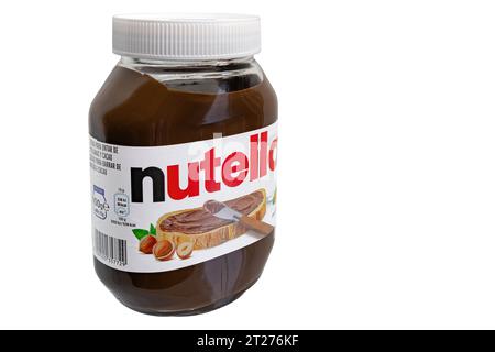 Huelva, Spanien - 17. Oktober 2023: Nutella, eine Marke von braunem, gesüßtem Haselnusskakao, hergestellt von der italienischen Firma Ferrero und introduc Stockfoto