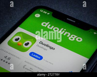 App Store - Apple 16.10.2023: Apple App Store auf einem iPhone. App Charts gratis Apps Duolingo *** App Store Apple 16 10 2023 Apple App Store auf einem iPhone App Charts kostenlose Apps Duolingo Credit: Imago/Alamy Live News Stockfoto