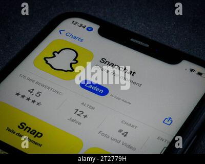 App Store - Apple 16.10.2023: Apple App Store auf einem iPhone. App Charts gratis Apps Snapchat *** App Store Apple 16 10 2023 Apple App Store auf einem iPhone App Charts kostenlose Apps Snapchat Credit: Imago/Alamy Live News Stockfoto