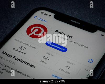 App Store - Apple 16.10.2023: Apple App Store auf einem iPhone. App Charts gratis Apps Pinterest *** App Store Apple 16 10 2023 Apple App Store auf einem iPhone App Charts kostenlose Apps Pinterest Credit: Imago/Alamy Live News Stockfoto
