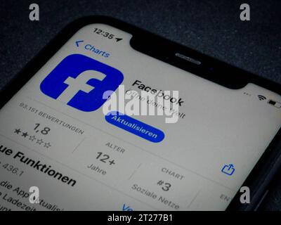 App Store - Apple 16.10.2023: Apple App Store auf einem iPhone. App Charts kostenlose Apps Facebook *** App Store Apple 16 10 2023 Apple App Store auf einem iPhone App Charts kostenlose Apps Facebook Credit: Imago/Alamy Live News Stockfoto
