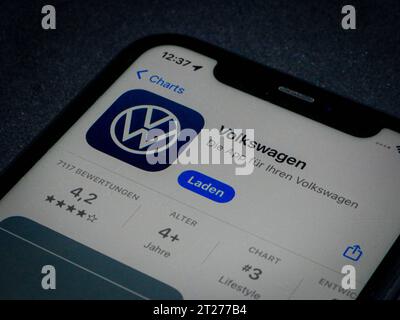 App Store - Apple 16.10.2023: Apple App Store auf einem iPhone. App Charts gratis Apps Volkswagen *** App Store Apple 16 10 2023 Apple App Store auf einem iPhone App Charts kostenlose Apps Volkswagen Credit: Imago/Alamy Live News Stockfoto