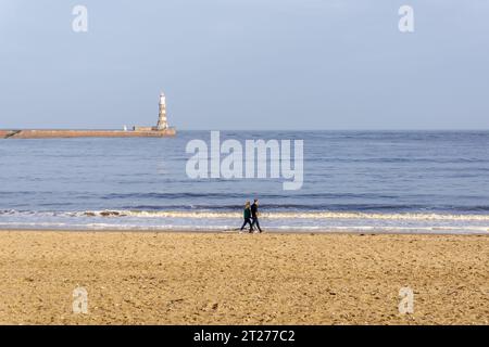 Leuchtturm und Pier von Roker, gesehen vom Marine Walk am Roker Beach, Sunderland, Großbritannien Stockfoto