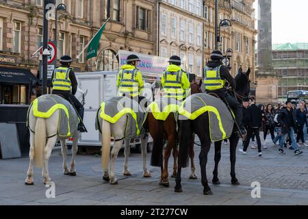 Berittene Polizei im Stadtzentrum von Newcastle upon Tyne, Großbritannien Stockfoto