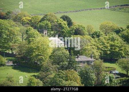 Christ Church Lothersdale, North Yorkshire, England, Vereinigtes Königreich - das Gebäude wurde 1838 fertiggestellt und von Robert (Mouseman) Tho mit Mausschnitzereien an der Eingangstür versehen Stockfoto