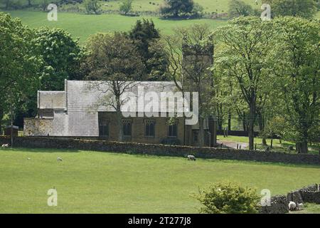 Christ Church Lothersdale, North Yorkshire, England, Vereinigtes Königreich - das Gebäude wurde 1838 fertiggestellt und von Robert (Mouseman) Tho mit Mausschnitzereien an der Eingangstür versehen Stockfoto