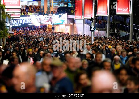 Die Fans kommen vor dem Qualifikationsspiel zur UEFA Euro 2024 zwischen England und Italien im Wembley Stadium in London an. Bilddatum: Dienstag, 17. Oktober 2023. Stockfoto