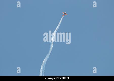 Kunstflugzeuge führen Manöver am Himmel durch, Berlin, Deutschland Stockfoto