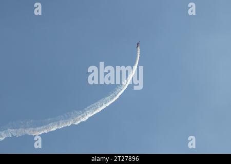 Kunstflugzeuge führen Manöver am Himmel durch, Berlin, Deutschland Stockfoto