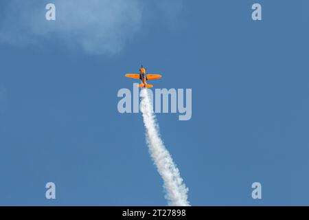 Kunstflugzeuge führen Manöver am Himmel durch, Berlin, Deutschland Stockfoto