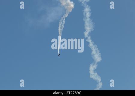 Kunstflugzeuge führen Manöver am Himmel durch, Berlin, Deutschland Stockfoto