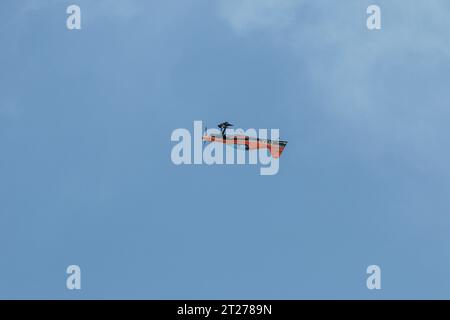 Kunstflugzeuge führen Manöver am Himmel durch, Berlin, Deutschland Stockfoto