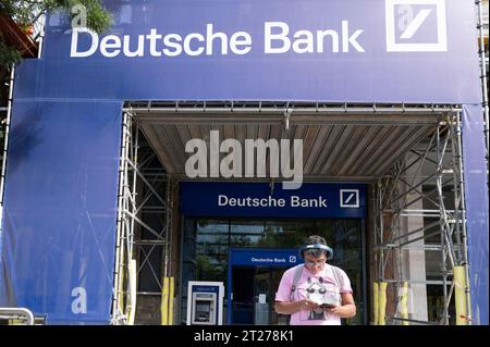 Madrid, Spanien. Oktober 2023. Ein Mann steht vor der deutschen Investmentbank- und Finanzdienstleistungsniederlassung der Deutschen Bank in Spanien. (Foto: Xavi Lopez/SOPA Images/SIPA USA) Credit: SIPA USA/Alamy Live News Stockfoto