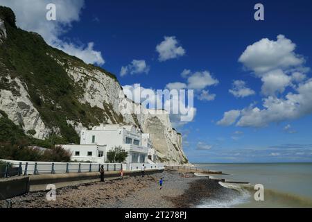 Blick auf weiße Klippen und weiße Häuser vom Kiesstrand in St Margaret's Bay, Dover, Kent, England, Großbritannien Stockfoto