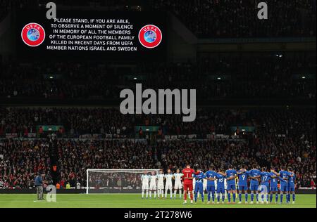 London, Großbritannien. Oktober 2023. Spieler, Beamte und Fans legen eine Schweigeminute vor dem Qualifikationsspiel zur UEFA-Europameisterschaft im Wembley Stadium, London, ein. Der Bildnachweis sollte lauten: David Klein/Sportimage Credit: Sportimage Ltd/Alamy Live News Stockfoto