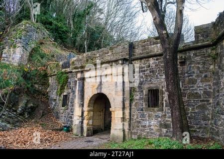 San Sebastian, Spanien - 29. Dezember 2022: Castillo de la Mota, die Festung von San Sebastian, auf dem Berg Urgull. Stockfoto