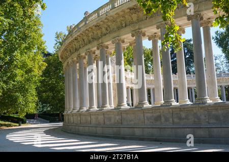 Denkmal für Alfonso XII., Kolonnade im Retiro Park in Madrid. Stockfoto