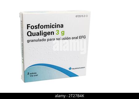 Huelva, Spanien - 17. Oktober 2023: Spanische Box mit generischem Fosfomycin, einem Antibiotikum, das hauptsächlich zur Behandlung von Infektionen der unteren Harnwege und Occasi verwendet wird Stockfoto