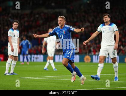 Wembley Stadium, London, Großbritannien. Oktober 2023. Qualifikationsfußball zur UEFA Euro 2024, England gegen Italien; Davide Frattesi aus Italien feiert, nachdem Gianluca Scamacca aus Italien in der 15. Minute das 1. Tor erzielte und es 0-1 erzielte Credit: Action Plus Sports/Alamy Live News Stockfoto