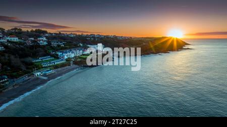 Editorial SWANSEA, Großbritannien - 15. OKTOBER 2023: Sonnenaufgang über Langland Bay und Rotherslade Bay auf der Halbinsel in Swansea, Südwales, Vereinigtes Königreich. Stockfoto