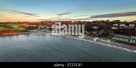 Editorial SWANSEA, Großbritannien - 15. OKTOBER 2023: Panoramaaufnahme der Langland Bay auf der Gower-Halbinsel in Swansea, Südwales, Vereinigtes Königreich. Stockfoto