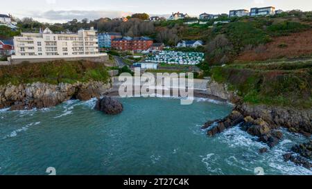 Editorial SWANSEA, Großbritannien - 15. OKTOBER 2023: Ariel View of Rotherslade Bay auf der Gower-Halbinsel in Swansea, Südwales, Vereinigtes Königreich. Stockfoto