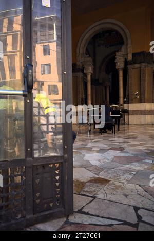 Mantova, Italien - September 2023 - Frau spielt Klavier auf der Veranda eines Palastes, während das Publikum zusieht Stockfoto