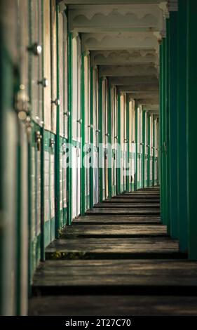 Editorial SWANSEA, Großbritannien - 15. OKTOBER 2023: Eine Reihe verschlossener Strandhütten in der Langland Bay auf der Gower-Halbinsel in Swansea, Südwales, Großbritannien Stockfoto
