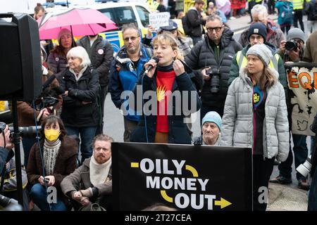 London, Großbritannien. 17. Oktober 2023. Klimaaktivisten von Fossil Free London und Extinction Rebellion protestieren gegen das Energy Intelligence Forum im InterContinental Hotel. Bei dieser Veranstaltung, die früher als „Oil & Money Conference“ bekannt war, treffen sich führende Führungskräfte und Politiker von Ölunternehmen, um Strategien zu diskutieren, die, so die Demonstranten, nicht die Einschnitte bei der Produktion fossiler Brennstoffe beinhalten, die erforderlich sind, um die globale Wärme zu bekämpfen. Quelle: Ron Fassbender/Alamy Live News Stockfoto