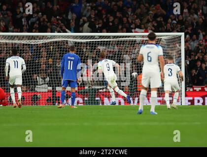 Wembley Stadium, London, Großbritannien. Oktober 2023. UEFA Euro 2024 Qualifikationsfußball, England gegen Italien; Harry Kane aus England schießt und erzielt sein Team das 1. Tor nach dem Elfmeterschießen in der 32. Minute, um es 1-1 zu schaffen. Credit: Action Plus Sports/Alamy Live News Stockfoto