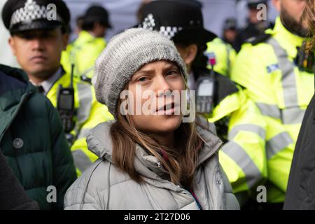 London, Großbritannien. 17. Oktober 2023. Die schwedische Klimaaktivistin Greta Thunberg tritt zusammen mit Fossil Free London und Extinction Rebellion gegen das Energy Intelligence Forum im InterContinental Hotel. Bei dieser Veranstaltung, die früher als „Oil & Money Conference“ bekannt war, treffen sich führende Führungskräfte und Politiker von Ölunternehmen, um Strategien zu diskutieren, die, so die Demonstranten, nicht die Einschnitte bei der Produktion fossiler Brennstoffe beinhalten, die erforderlich sind, um die globale Wärme zu bekämpfen. Quelle: Ron Fassbender/Alamy Live News Stockfoto