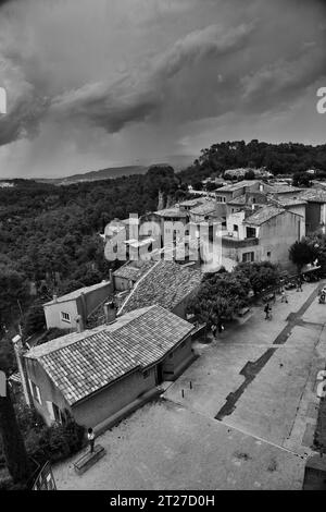 Die wunderschönen Häuser von roussillon (Schwarz und weiß) Stockfoto