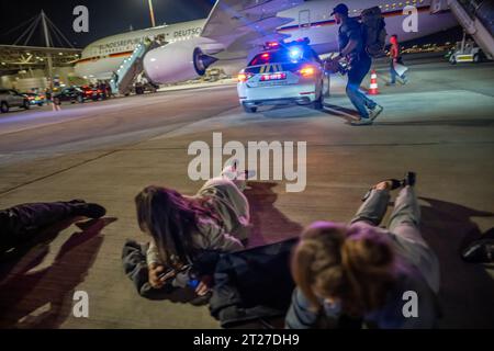 Tel Aviv, Israel. Oktober 2023. Am Flughafen Tel Aviv liegen Menschen auf dem Boden vor dem Luftwaffenairbus von Bundeskanzler Scholz. Quelle: Michael Kappeler/dpa Pool/dpa/Alamy Live News Stockfoto