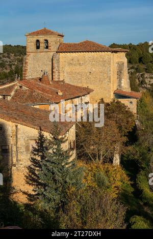 Blick aus der Vogelperspektive auf die traditionellen Häuser des mittelalterlichen Dorfes Calatañazor und die Kirche an einem sonnigen Tag in Stockfoto