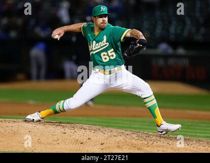 Oakland, Usa. 18. April 2023. Auf diesem Foto vom 18. April 2023 wirft Trevor May (65) von Oakland Athletics im achten Inning im Coliseum in Oakland, Kalifornien, gegen die Chicago Cubs. (Foto: Nhat V. Meyer/Bay Area News Group/TNS/Sipa USA) Guthaben: SIPA USA/Alamy Live News Stockfoto