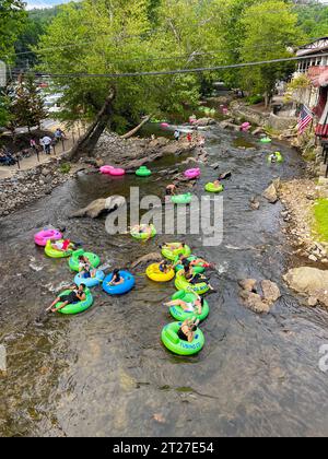 Helen, GA / USA - 9. September 2023: Elevated Perspective zeigt Menschen, die an einem heißen Sommertag auf dem Chattahoochee River Tubing machen. Stockfoto