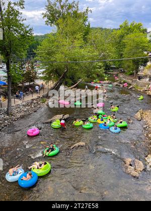 Helen, GA / USA - 9. September 2023: Elevated Perspective zeigt Menschen, die an einem heißen Sommertag den Chattahoochee River hinuntersausen. Stockfoto