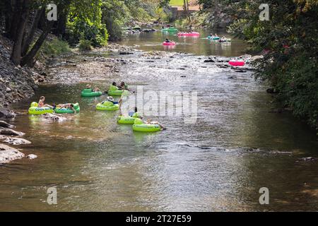 Helen, GA / USA - 9. September 2023: Die Hochwinkelansicht zeigt Menschen, die an einem heißen Sommertag auf dem Chattahoochee River Tubing machen. Stockfoto