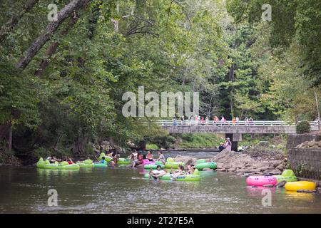 Helen, GA / USA - 9. September 2023: Tele-Aufnahme zeigt Menschen, die an einem heißen Sommertag auf dem Chattahoochee River Tubing machen. Stockfoto