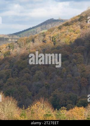 Flunders Folly liegt hoch am südlichen Ende von Wenlock Edge, von Stoke Woods aus gesehen, Craven Arms, Shropshire, Großbritannien Stockfoto