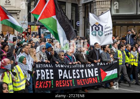 Pro-Palästina-Demonstranten marschieren durch das Zentrum Londons mit einem „Free Palestine“-Banner und palästinensischen Flaggen, während sie die Regent Street hinuntermarschieren. 14/10/23 Stockfoto